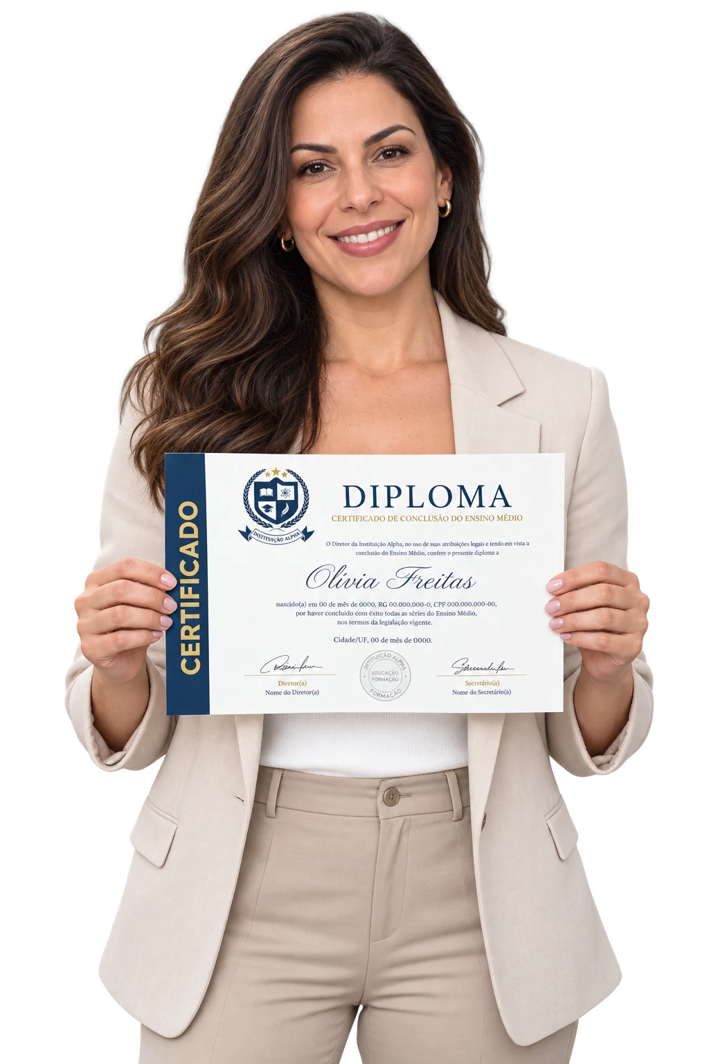 Mulher sorrindo enquanto segura um certificado